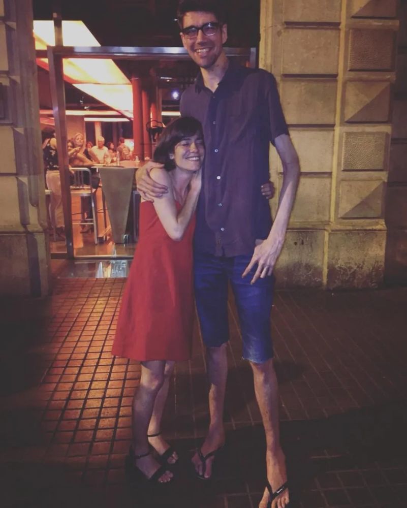 马凡氏综合征|因为基因突变他长成了网文男主的样子，但却因此只适合出演恐怖片