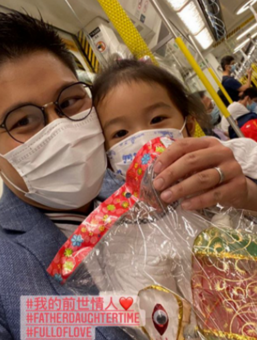 霍启刚|霍启刚罕晒大女儿！带她坐地铁似家庭传统，眼睛与郭晶晶一模一样