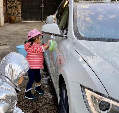 霍启刚|霍启刚罕晒大女儿！带她坐地铁似家庭传统，眼睛与郭晶晶一模一样