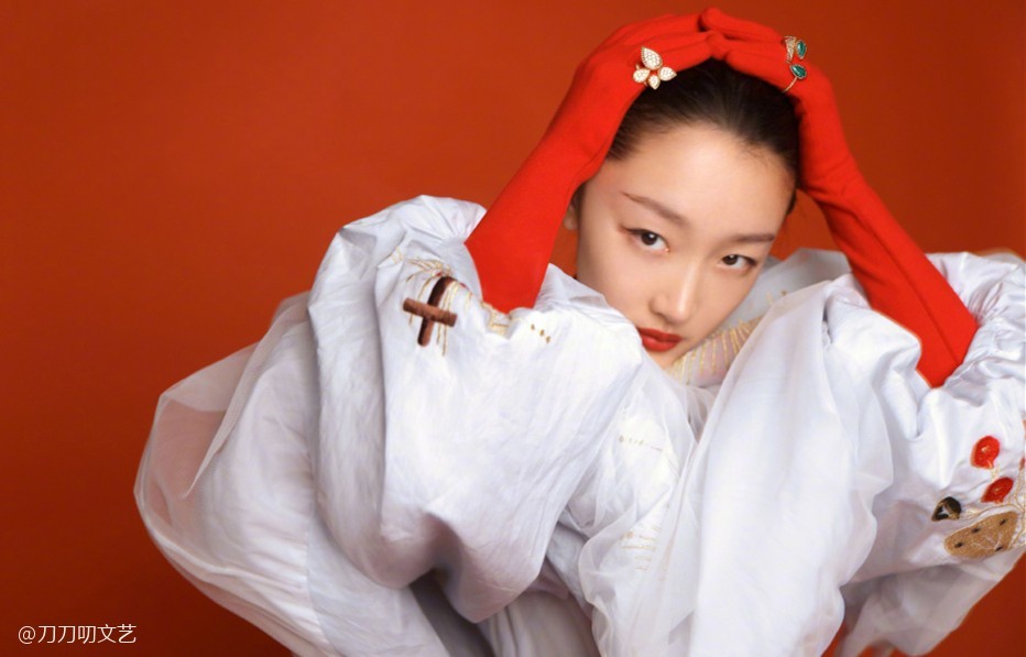 周冬雨|她不配？周冬雨击败柏林影后咏梅，拿下“年度女演员”却遭到质疑