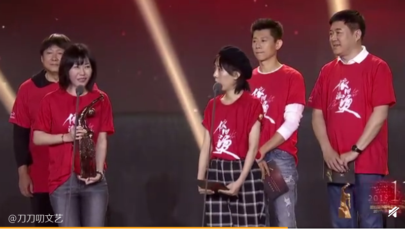 周冬雨|她不配？周冬雨击败柏林影后咏梅，拿下“年度女演员”却遭到质疑
