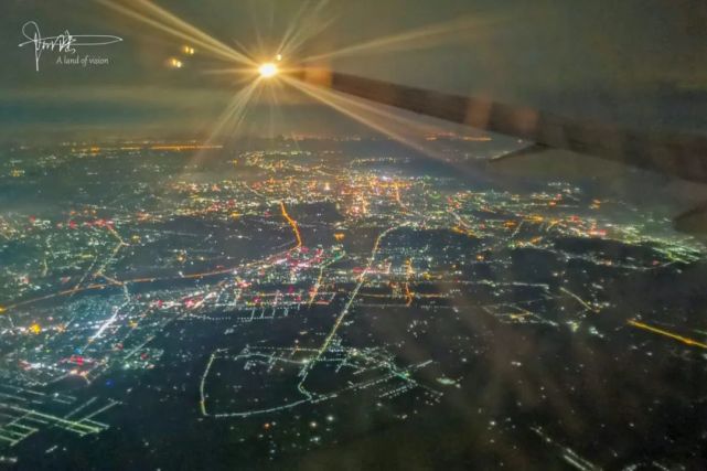 晚上坐飛機到珠海睡眼惺忪間用手機航拍窗外的城市夜景