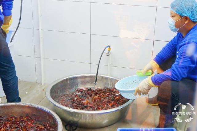 簋街|探店北京簋街，这家店的每1只虾都手工刷洗，网友：难怪每天排队