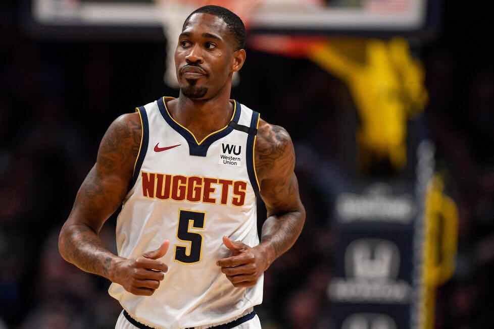 结果,从复赛开始,巴顿就饱受膝盖伤病的困扰,几次传出他即将复出的