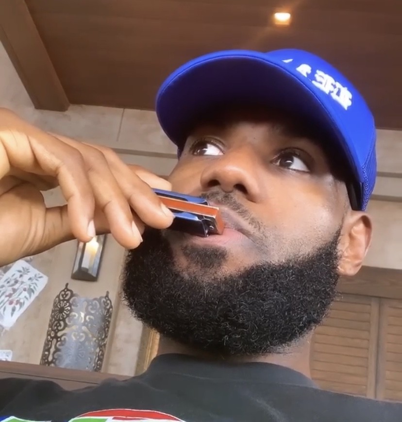 詹皇旧伤未去又添新伤,给自己搭了个王座,勒布朗又做出关键决策