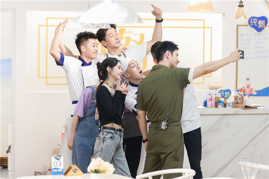 黄晓明|43岁黄晓明用照片回应了网友的困惑，快到房顶的身高让人眼红！