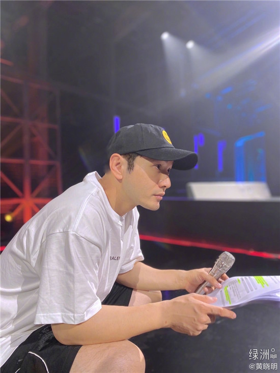 黄晓明|43岁黄晓明用照片回应了网友的困惑，快到房顶的身高让人眼红！