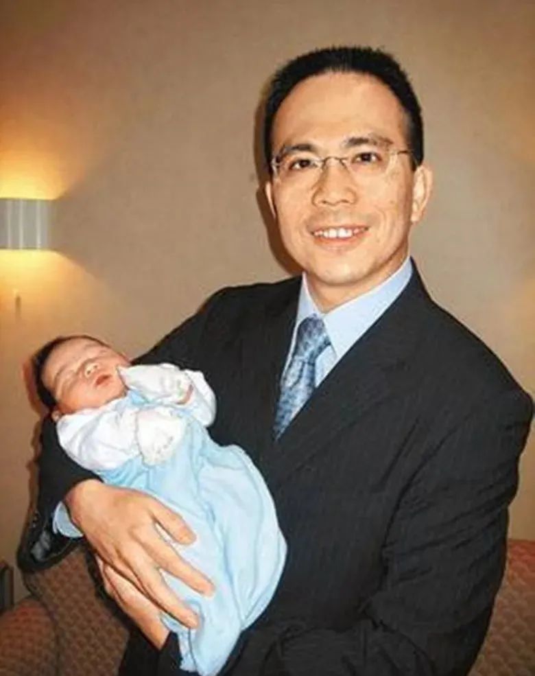 为了追生儿子,王富信改名王俪桥,生了三个女儿后,婚后两人育有三女一