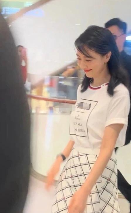 高圆圆|高圆圆生图美貌在线：穿露肩白裙气质好，侧脸的回眸一笑无法拒绝