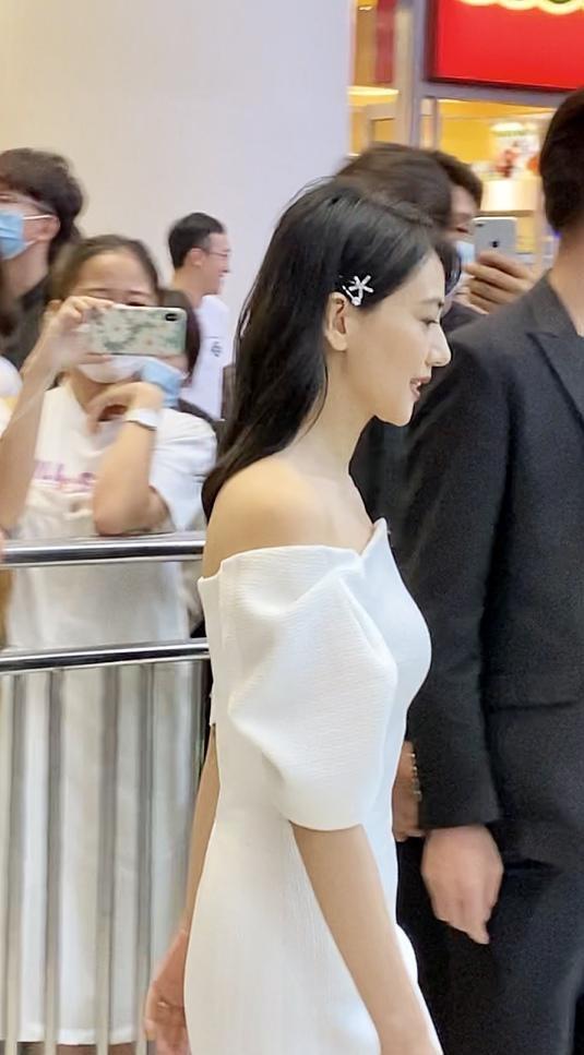 高圆圆|高圆圆生图美貌在线：穿露肩白裙气质好，侧脸的回眸一笑无法拒绝