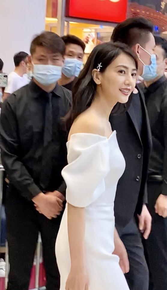 高圆圆|高圆圆生图美貌在线：穿露肩白裙气质好，侧脸的回眸一笑无法拒绝