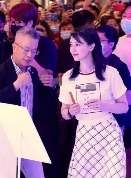 高圆圆|高圆圆生图美貌在线：穿露肩白裙气质好，侧脸的回眸一笑无法拒绝