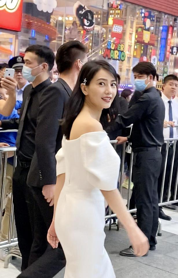 高圆圆|高圆圆生图美貌在线：穿露肩白裙气质好，侧脸的回眸一笑无法拒绝