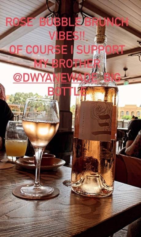 詹姆斯晒自己吹口琴视频随后又发图支持韦德红酒品牌