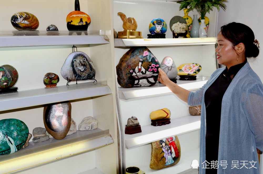 石头画|陕南这位美女“草根艺术家”在石头上作画100多幅半数以上被人高价收藏