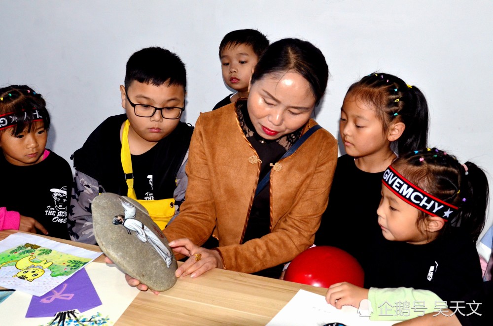 石头画|陕南这位美女“草根艺术家”在石头上作画100多幅半数以上被人高价收藏