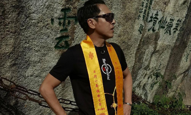 吕颂贤|令狐冲扮演者吕颂贤时隔24年再登华山，英雄迟暮的样子让人心疼