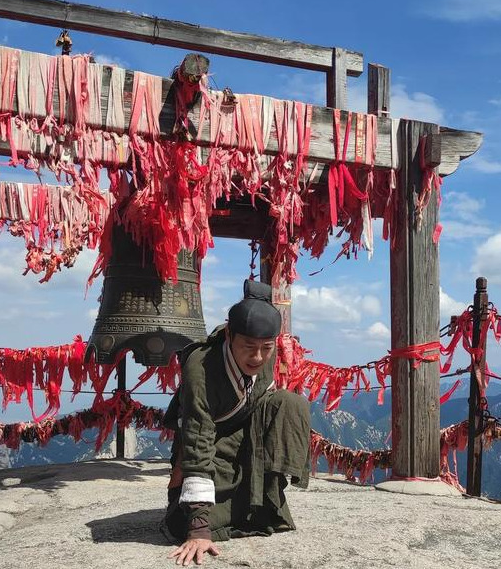 吕颂贤|令狐冲扮演者吕颂贤时隔24年再登华山，英雄迟暮的样子让人心疼