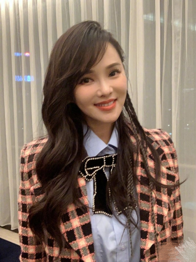 伊能静|伊能静拉秦昊扮嫩自称19岁学姐学弟，夫妻贴脸牵手仿若初恋，超甜