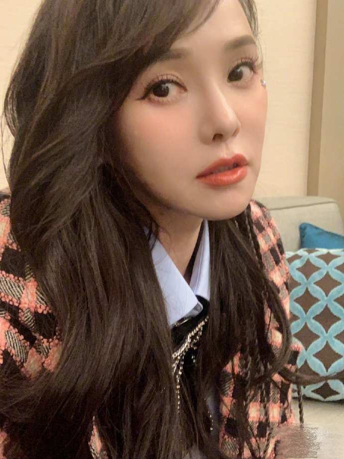 伊能静|伊能静拉秦昊扮嫩自称19岁学姐学弟，夫妻贴脸牵手仿若初恋，超甜