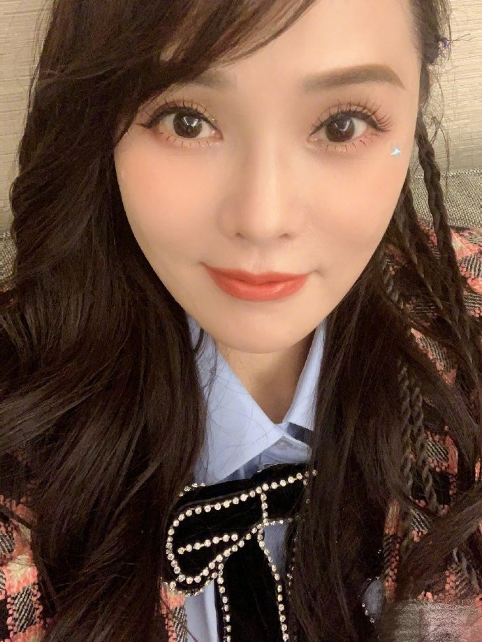 伊能静|伊能静拉秦昊扮嫩自称19岁学姐学弟，夫妻贴脸牵手仿若初恋，超甜