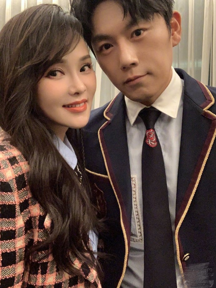 伊能静|伊能静拉秦昊扮嫩自称19岁学姐学弟，夫妻贴脸牵手仿若初恋，超甜