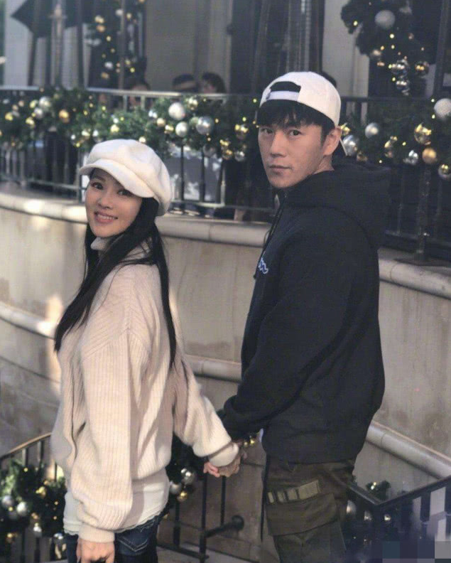 伊能静|伊能静拉秦昊扮嫩自称19岁学姐学弟，夫妻贴脸牵手仿若初恋，超甜