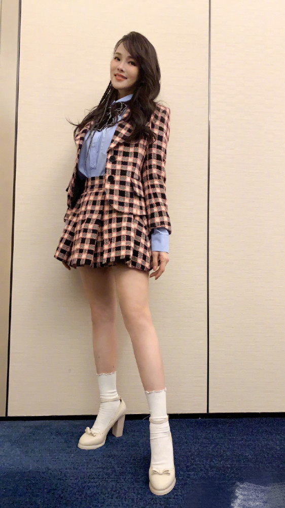 伊能静|伊能静拉秦昊扮嫩自称19岁学姐学弟，夫妻贴脸牵手仿若初恋，超甜