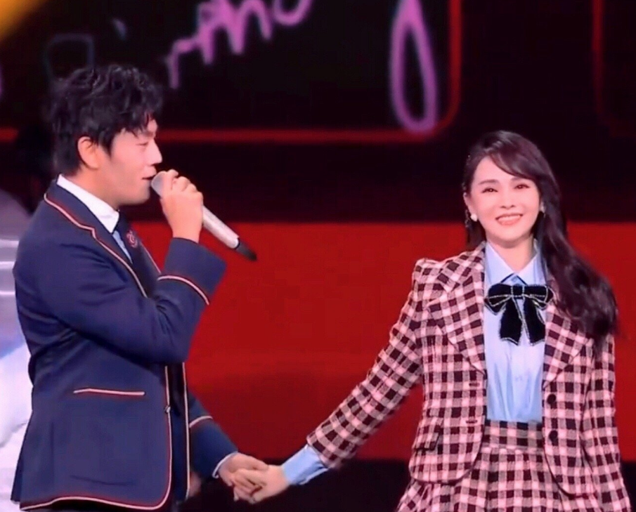 伊能静|伊能静拉秦昊扮嫩自称19岁学姐学弟，夫妻贴脸牵手仿若初恋，超甜