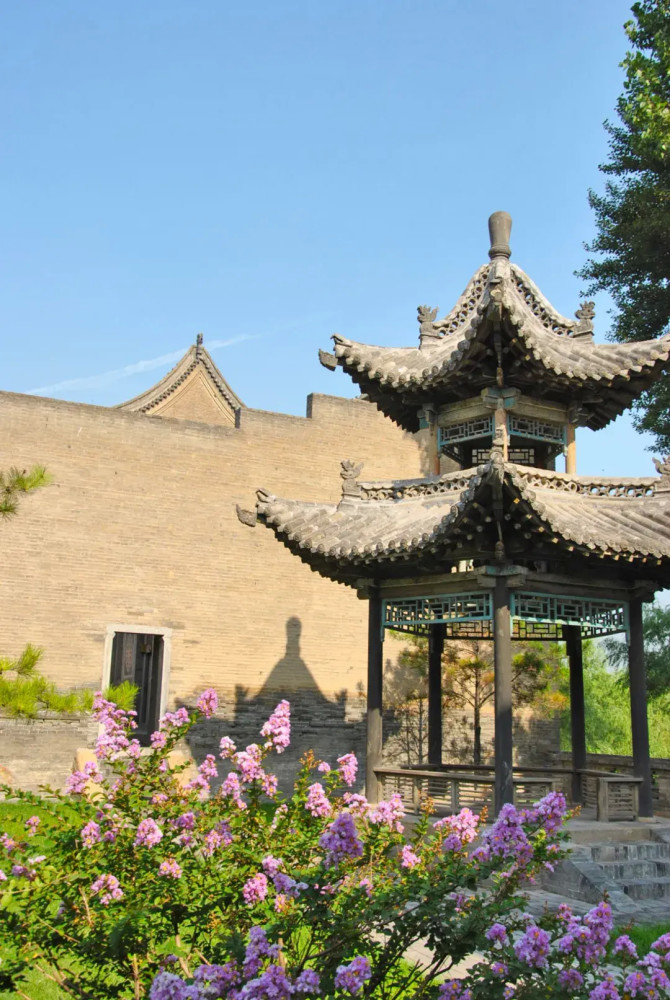 常家庄园更是一座有山有水有花有草的园林,而不仅仅是一座土灰色的深