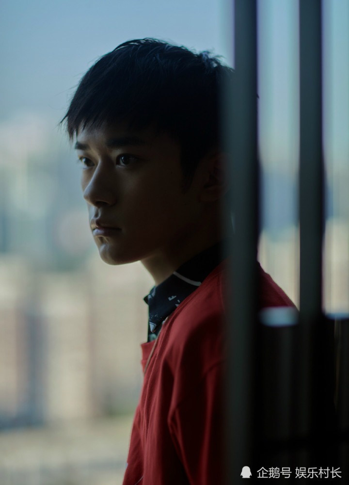 易烊千玺|易烊千玺粉丝开撕工作室，造型师徐立晓被痛骂，千纸鹤分两大阵营态度不同