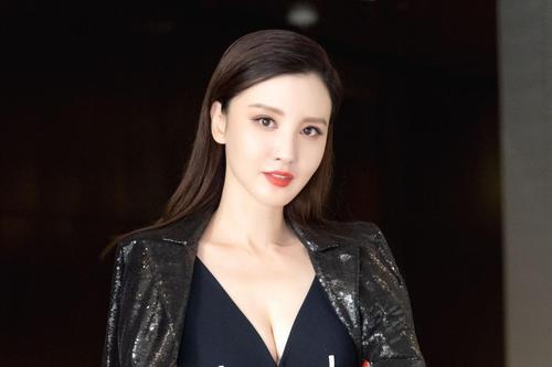 身份证|比里程积分被盗更可怕！张萌自曝身份证信息被盗用办卡，实在是细思极恐