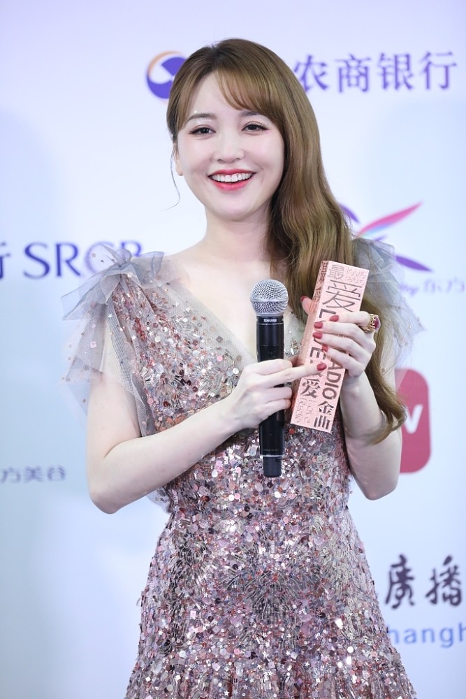 金莎精心打扮出现活动粉色亮片纱裙温婉动人