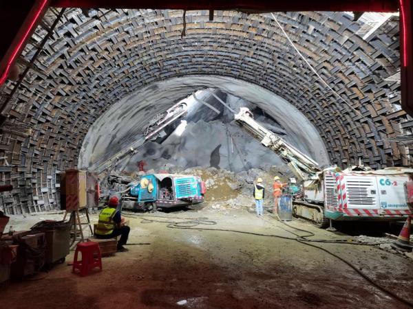 9月10日,乐业县乐业大道左洞540米处进行隧道施工时,突发洞顶岩石塌方