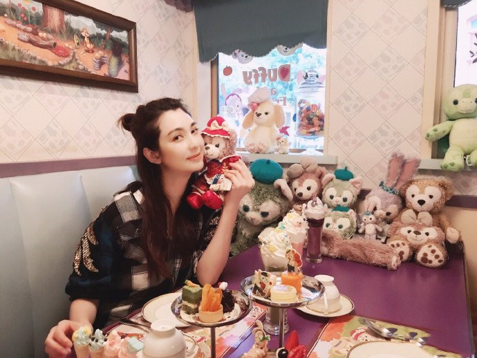 洪欣|真离了？洪欣带儿女与蔡少芬李亚男等游迪士尼，全家福又缺张丹峰