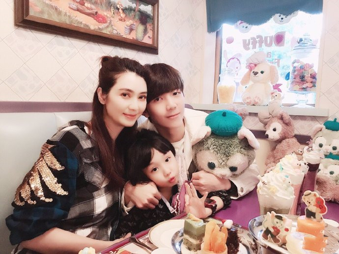 洪欣|缺席全家福被指和洪欣真离婚，张丹峰隔空喊话继子力破婚变传闻