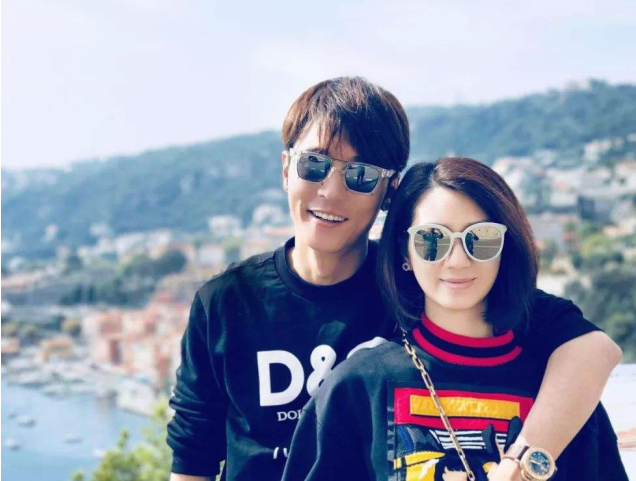 洪欣|真离了？洪欣带儿女与蔡少芬李亚男等游迪士尼，全家福又缺张丹峰