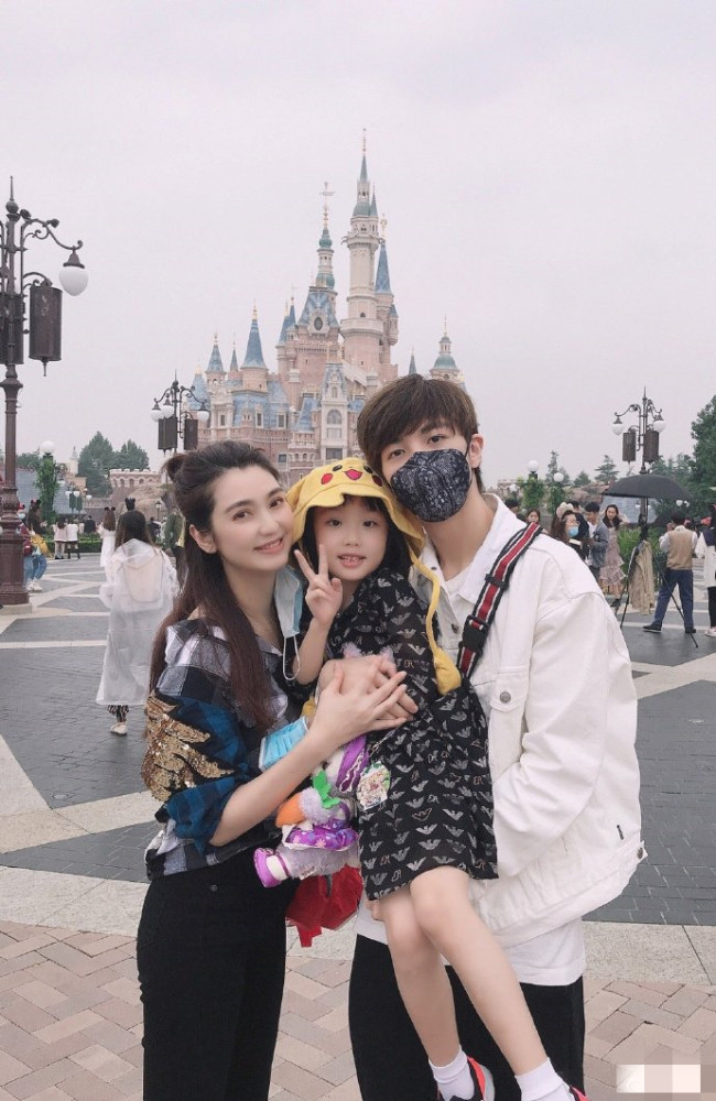 洪欣|缺席全家福被指和洪欣真离婚，张丹峰隔空喊话继子力破婚变传闻