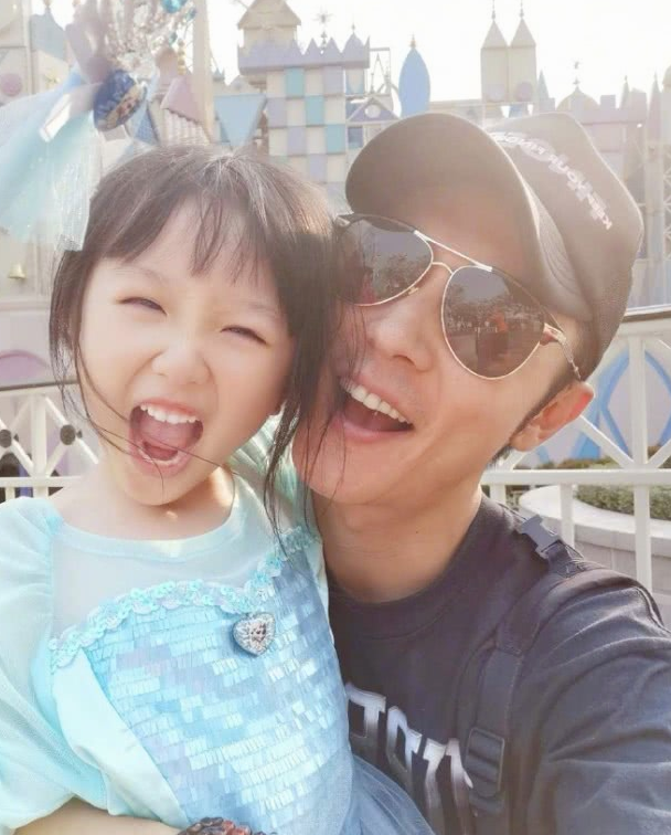 洪欣|真离了？洪欣带儿女与蔡少芬李亚男等游迪士尼，全家福又缺张丹峰