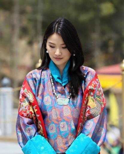不丹王后是 角度限定美人 低头时宛如天仙 抬头却是大饼脸 腾讯网