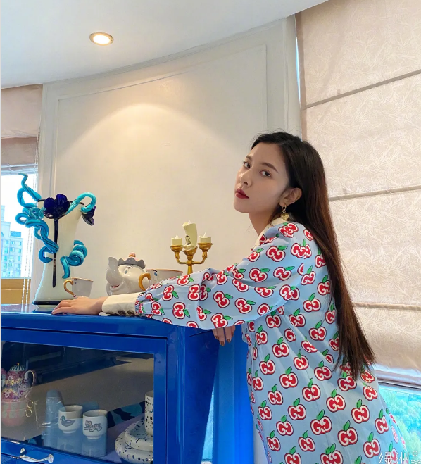 恋情|无缝衔接？偶遇宋妍霏与神秘男逛街，言行举止亲密疑恋情曝光