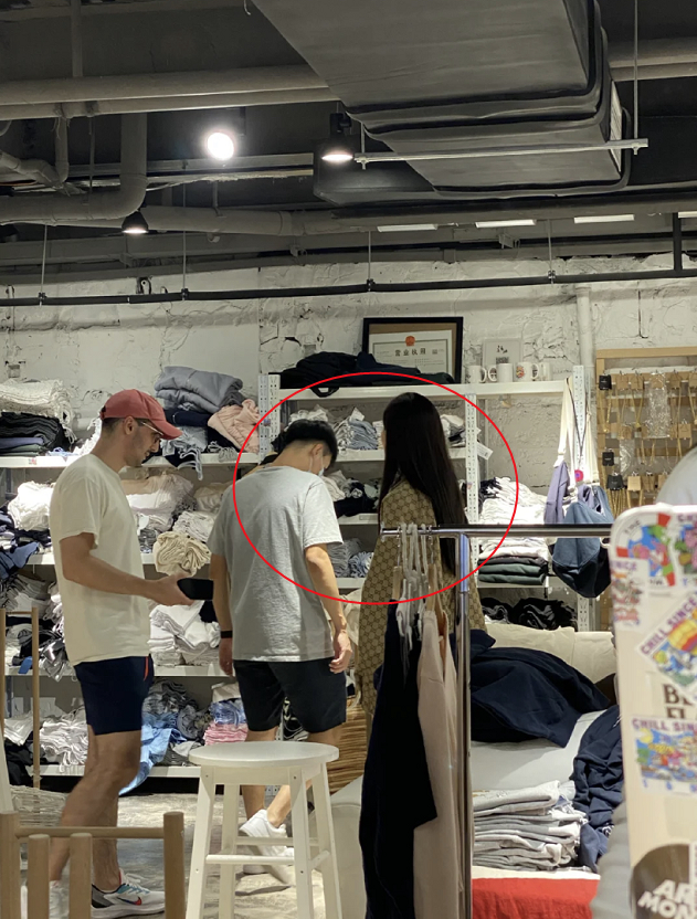 恋情|无缝衔接？偶遇宋妍霏与神秘男逛街，言行举止亲密疑恋情曝光