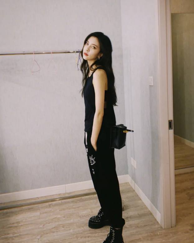 恋情|无缝衔接？偶遇宋妍霏与神秘男逛街，言行举止亲密疑恋情曝光