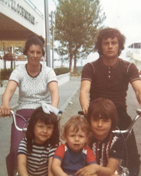 凯瑟琳.泽塔.琼斯|遗传学奇迹？全球整容范本泽塔琼斯全家最美，父母和兄弟长相普通