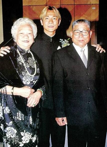 凯瑟琳.泽塔.琼斯|遗传学奇迹？全球整容范本泽塔琼斯全家最美，父母和兄弟长相普通