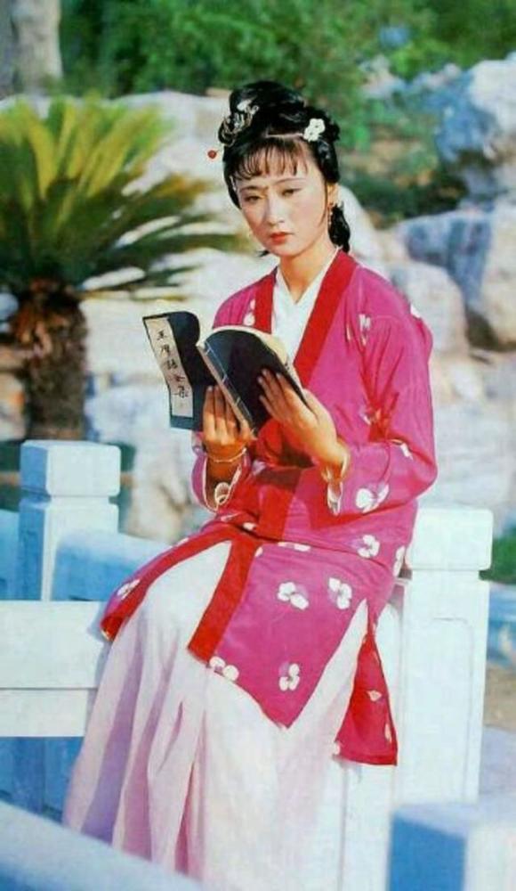 薛宝钗|《红楼梦》里香菱之所以呆，是认林黛玉为师？