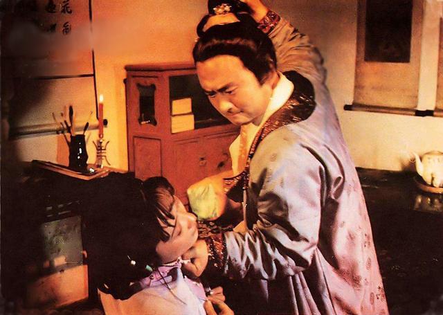 薛宝钗|《红楼梦》里香菱之所以呆，是认林黛玉为师？