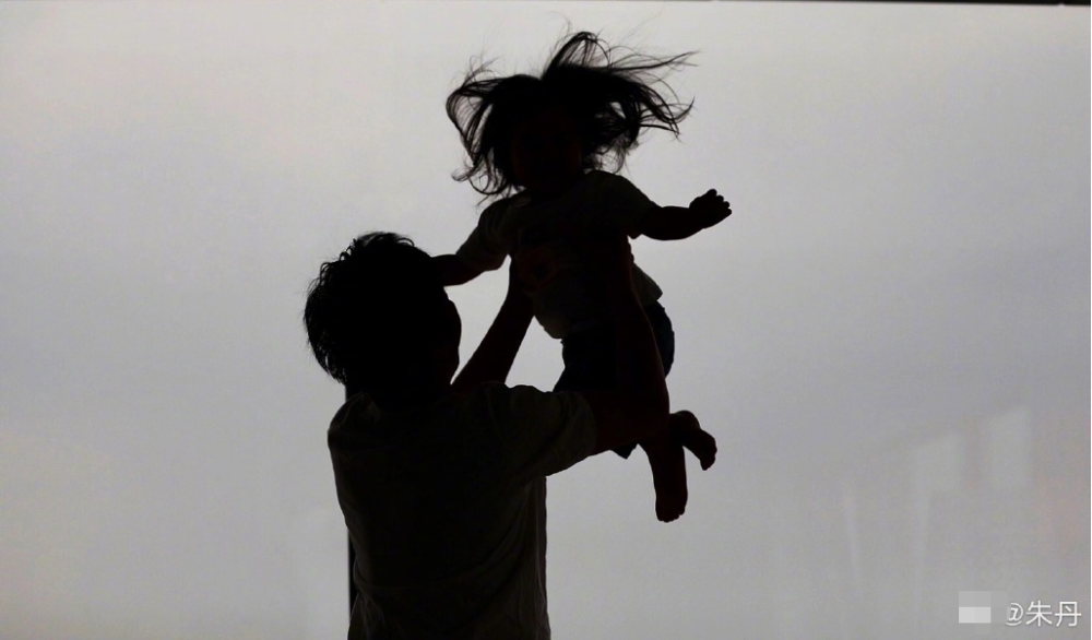 朱丹|朱丹晒周一围托举女儿照爸爸力爆棚，3岁小小丹头发凌乱超嗨