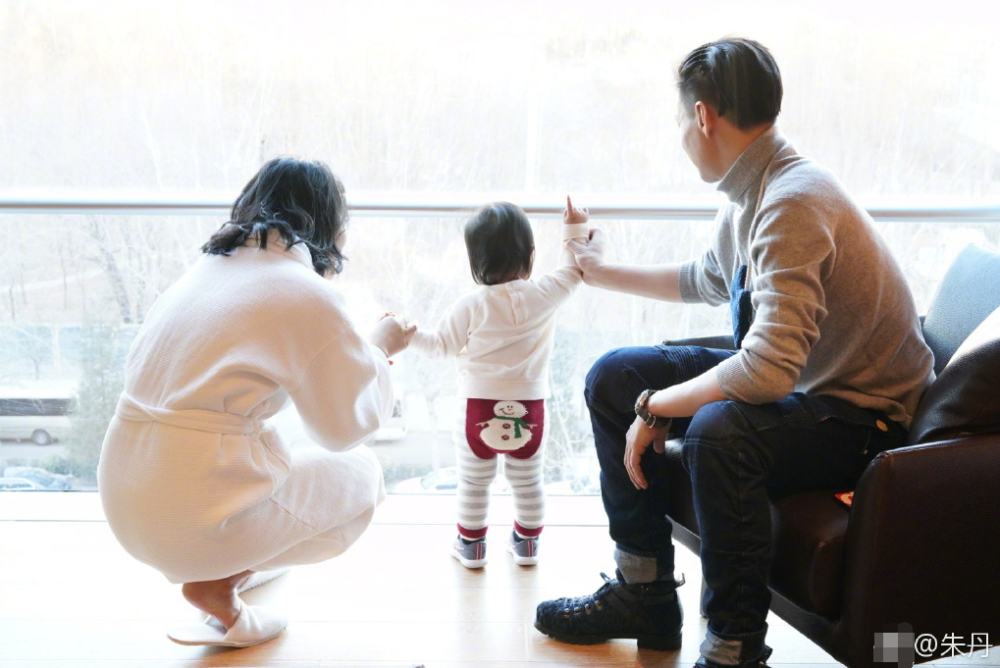 朱丹|朱丹晒周一围托举女儿照爸爸力爆棚，3岁小小丹头发凌乱超嗨