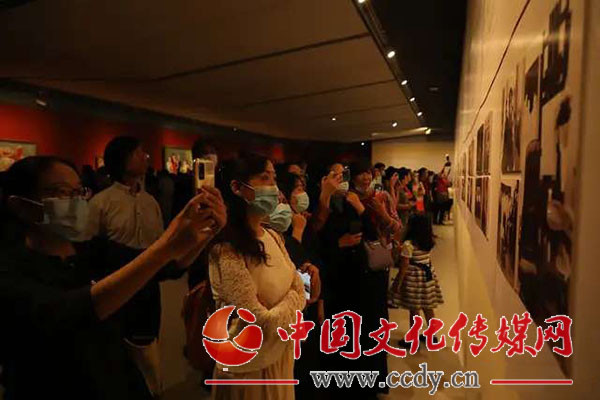 山东美术馆|“青春与生命——朱刚艺术回顾展”在山东美术馆开幕